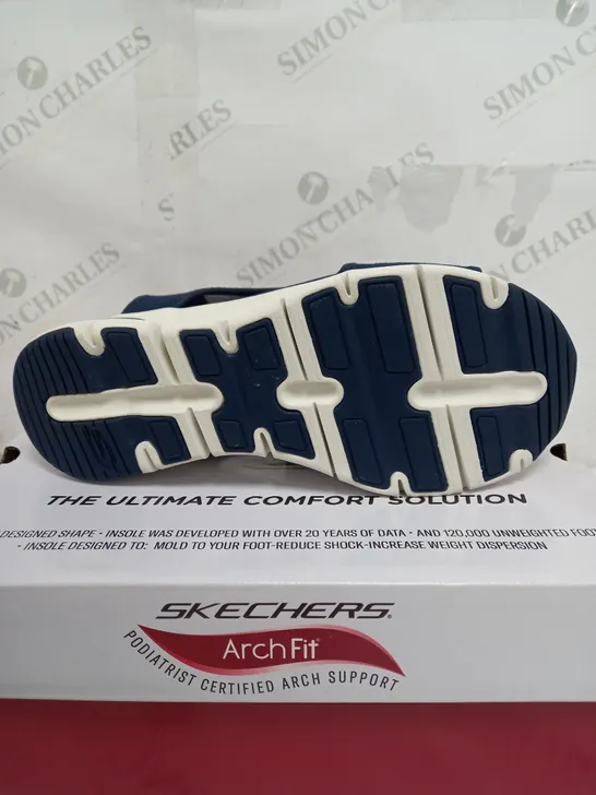 BOXED PAIR OF SKECHERS CITY CATCH SANDALS IN NAVY SIZE 7