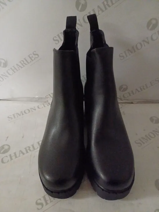 PAIR OF KOI WOMEN'S ORSON SWITCH CHELSEA BOOTS SIZE 6