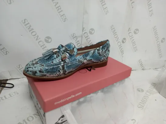 BOXED MODAINPELLE BLUE SNAKE PRINT SHOES SIZE 5