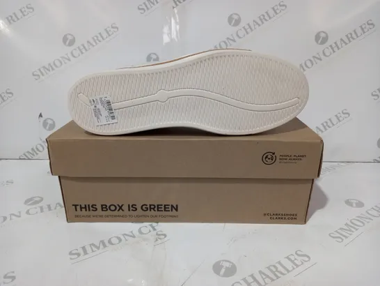 BOXED PAIR OF CLARKS UN MAUL LACE LEATHER SHOES IN WHITE UK SIZE 7.5