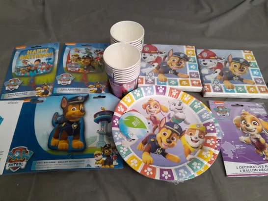 LOT OF PAW PATROL BRANDED PARTY ITEMS TO INCLUDE FOIL BALLOONS, PLATES AND CUPS