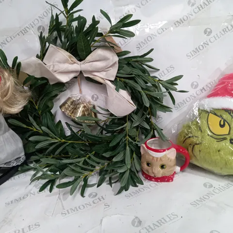 BOX OF APPROX 10 ASSORTED ITEMS TO INCLUDE - BELL WREATH - CUSHION GRINCH FACE - CAT SANTA MUG ECT