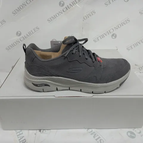 PAIR OF SKECHERS ARCH FIT TRAINERS CHARCOAL UK SIZE 8