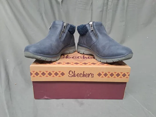 BOXED PAIR OF SKETCHERS EASY GOING BOOTS IN NAVY SIZE 3.5