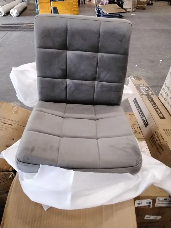 A BOXED GREY FABRIC UPHOLSTERED CHAIR 