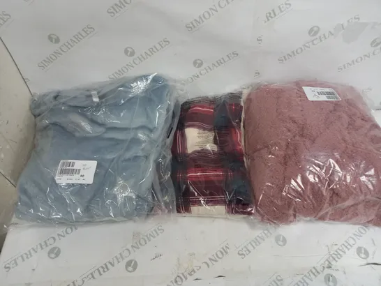 BOX OF APPROX. 5 PJ HOODS AND BLANKETS 