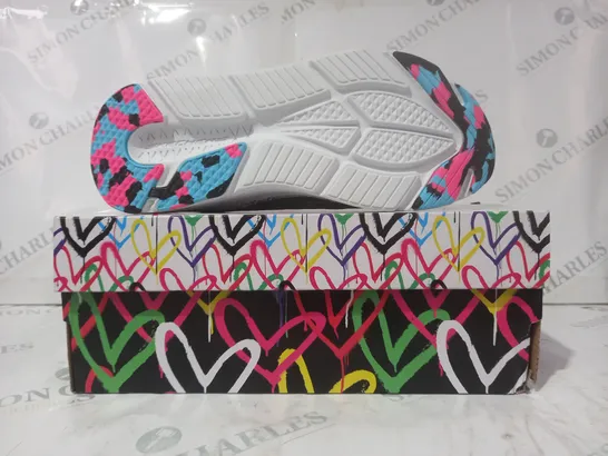 BOXED PAIR OF SKECHERS GO RUN WOMEN'S TRAINERS IN BLACK/MULTICOLOUR SIZE 7