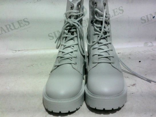 BOXED PAIR OF STEVE MADDEN BOOTS (LIGHT GREY, LEATHER), SIZE 4 UK