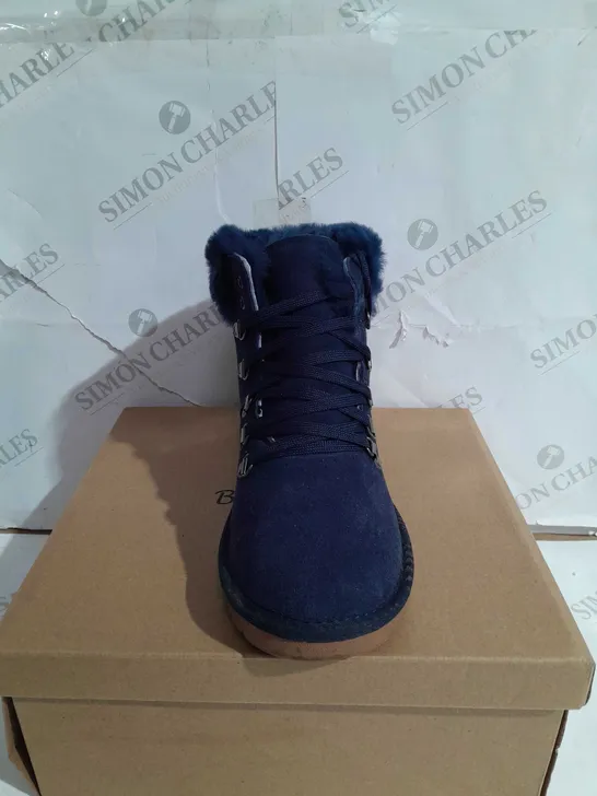 BOXED BONOVA SHEEPSKIN BOOTS NAVY - SIZE 5