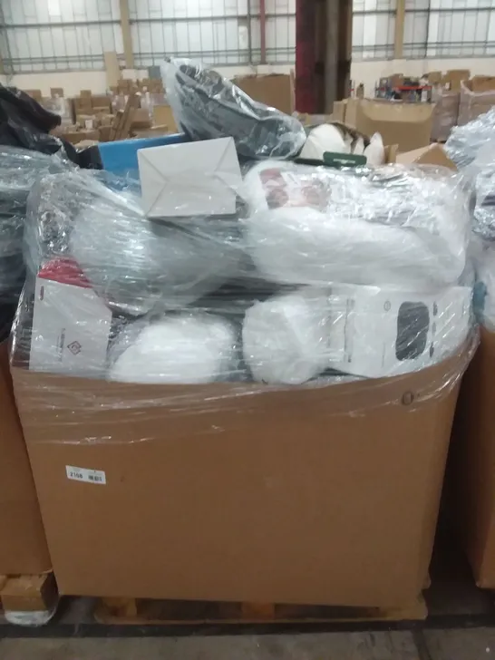 PALLET OF ASSORTED BEDDING ITEMS TO INCLUDE PILLOWS, CUSHIONS, MATTRESS TOPPERS, QUILTS, BLANKETS ETC