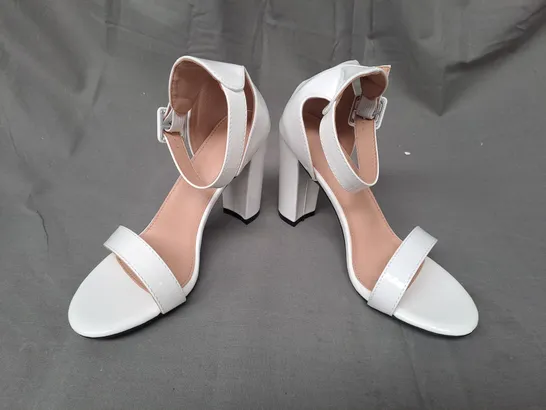 BOXED PAIR OF DESIGNER OPEN TOE HIGH BLOCK HEEL SHOES IN WHITE EU SIZE 40