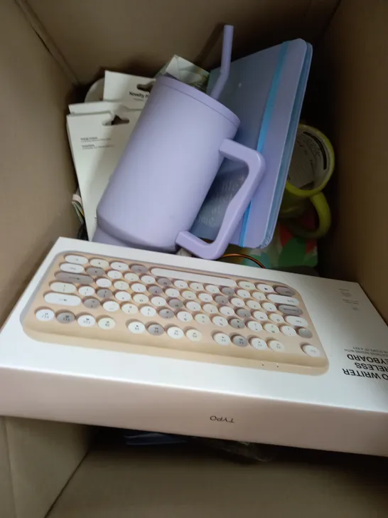 BOX OF APPROXIMATELY 15 ASSORTED ITEMS TO INCLUDE WIRELESS KEYBOARD, WATER BOTTLE, NOVELTY PHONE CASE ETC