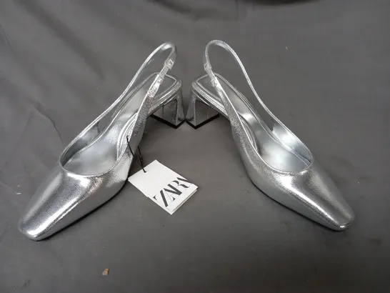 PAIR OF ZARA CLOSED TOE HEELED SHOES IN METALLIC SILVER EU SIZE 38