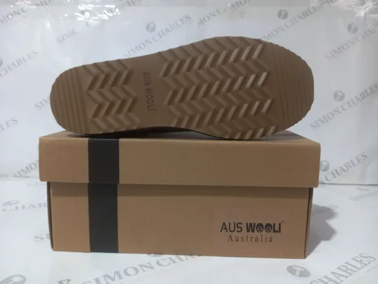 BOXED PAIR OF AUS WOOLI CRONULLA SHOES IN CHESTNUT UK SIZE 8