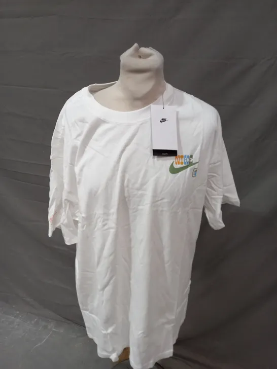 THE NIKE TEE IN WHITE RADIANT T-SHIRT - MEDIUM