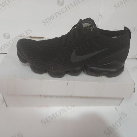 BOXED PAIR OF NIKE VAPORMAX IN BLACK UK SIZE 7.5