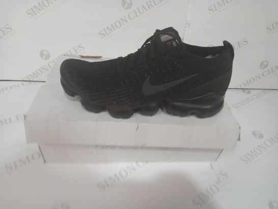 BOXED PAIR OF NIKE VAPORMAX IN BLACK UK SIZE 7.5