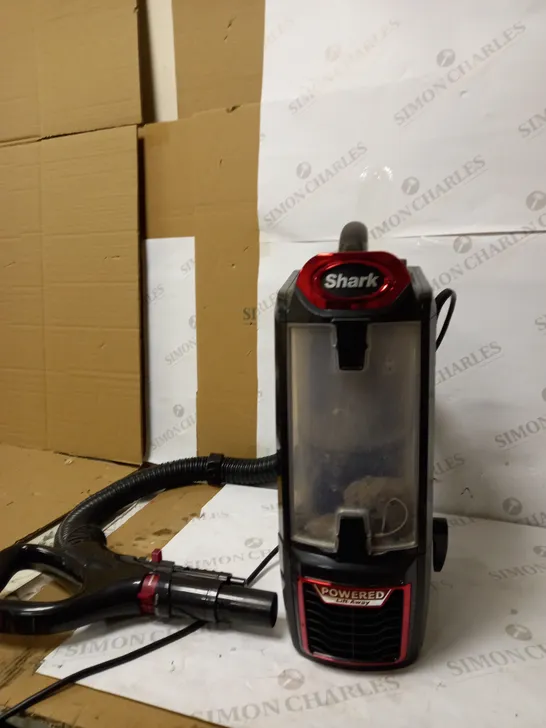 SHARK UPRIGHT VACUUM CLEANER - LIFT AWAY 