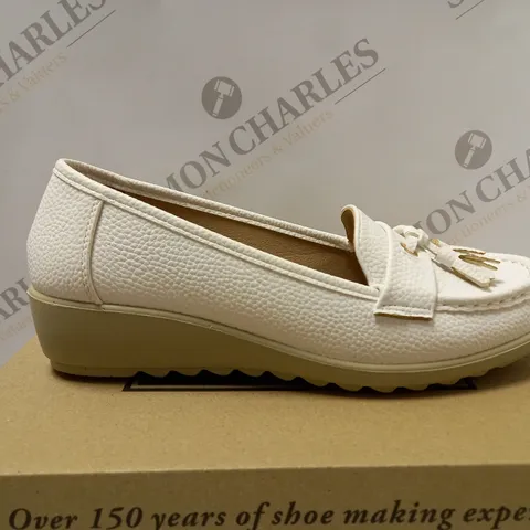 BOXED CUSHION WALK TASSLE LOAFERS, WHITE - SIZE 6