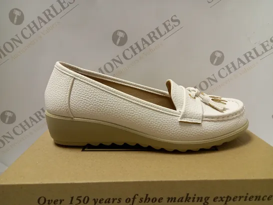 BOXED CUSHION WALK TASSLE LOAFERS, WHITE - SIZE 6