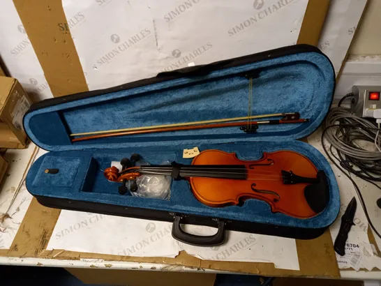 FORENZA UNO SERIES 3/4 SIZE VIOLIN WITH LIGHTWEIGHT HARD CASE AND WOOD BOW