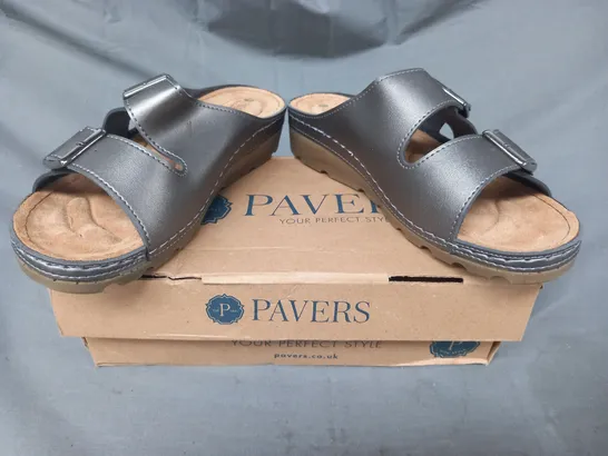 BOXED PAIR OF PAVERS OPEN TOE SANDALS IN PEWTER SIZE 7