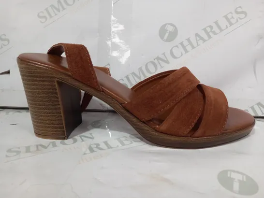 BOXED PAIR OF V BY VERY OPEN TOE BLOCK HEEL SANDALS IN BROWN UK SIZE 6