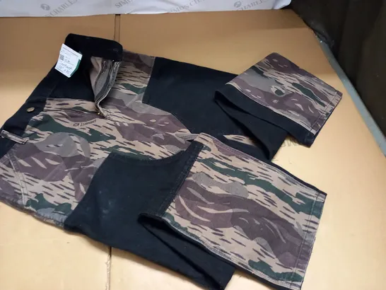 CARHARTT CAMO & BLACK JEANS - 30" X 32"