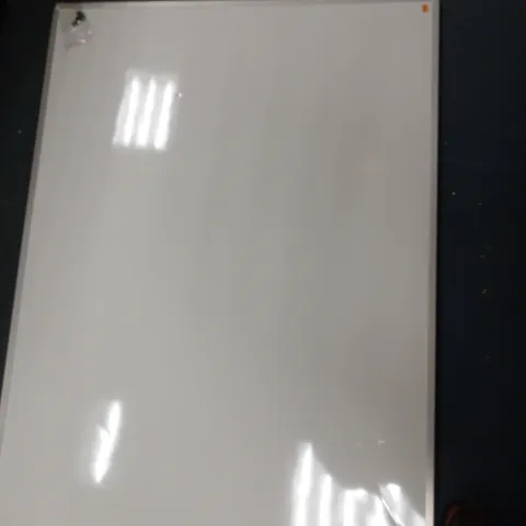 WHITE PLASTIC TABLE TOP