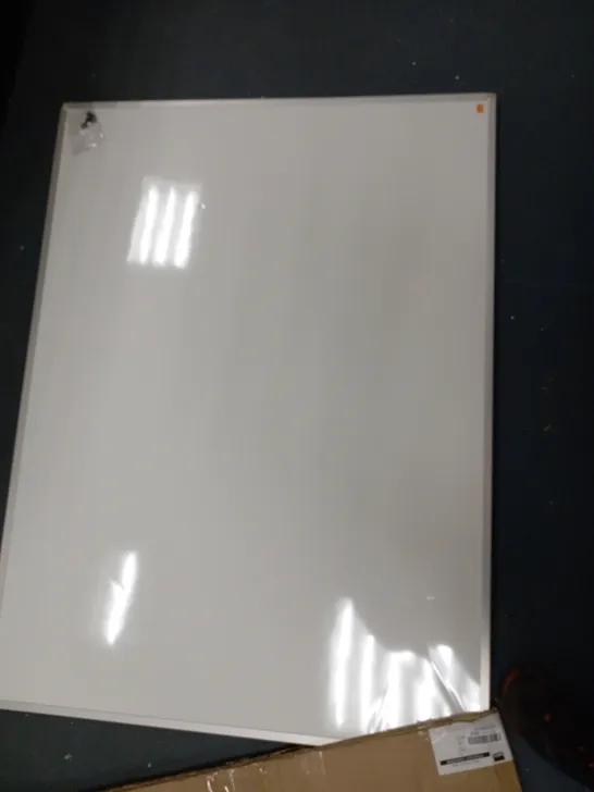 WHITE PLASTIC TABLE TOP