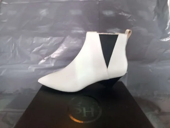 BOXED ASH COSMOS WHITE/BLACK SIZE 37