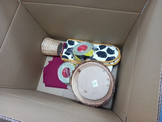 BOX OF ASSORTED ITEMS TO INCLUDE VARIOUS FAUX FOOD, A PAIR OF OVEN GLOVES AND FAUX PLANTS