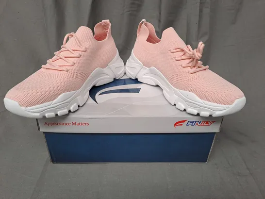 BOXED PAIR OF FINILY WARMUP SHOES IN PINK/WHITE UK SIZE 7