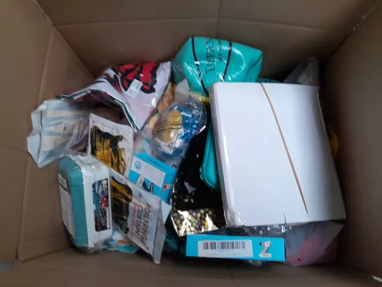 BOX OF APPROX 15 ASSORTED TOYS AND GAMES TO INCLUDE - TEDDIES, BOXING GLOVES AND CRAYOLA