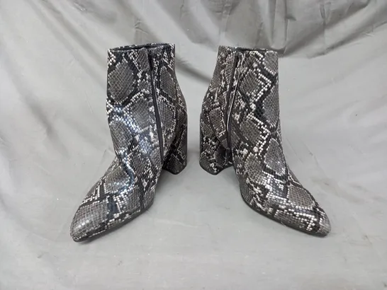 BOXED PAIR OF STEVE MADDEN ANKLE BOOTS IN GREY/OTHER SNAKE EU SIZE 41