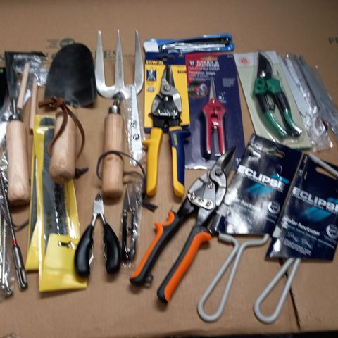 LOT OF ASSORTED TOOLS AND DIY ITEMS TO INCLUDE PRECISION SNIPS, GARDEN TOOL SET AND HACKSAW BLADES