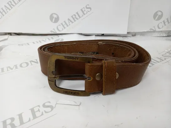 TOMMY HILFIGER LEATHER BELT IN BROWN