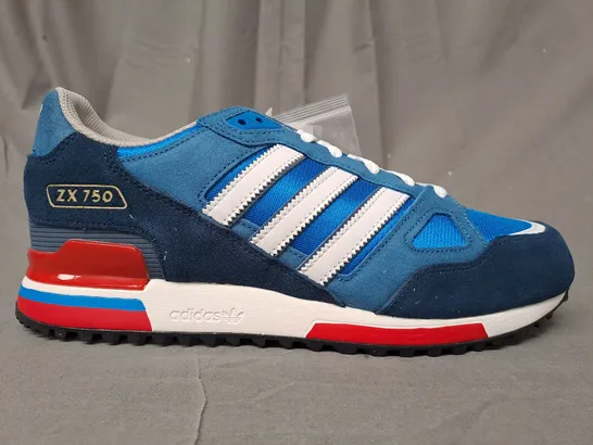 BOXED PAIR OF ADIDAS ZX750 SHOES IN BLUE/WHITE/RED UK SIZE 10