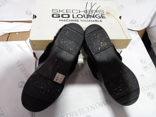 BOXED PAIR OF SKECHERS BLACK/WHITE FAUX FUR LINED SLIPPERS  - SIZE 7