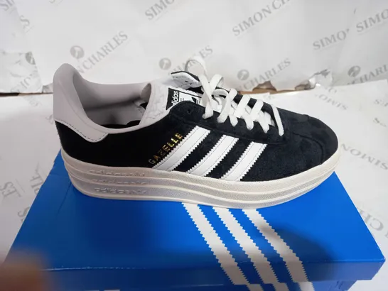 BOXED PAIRE OF ADIDAS ORIGNALS GEZELLE BOLD PLATFORMS TRAINERS SIZE 4.5 (BLACK/FTWR)