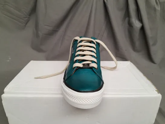 BOXED PAIR OF MODA IN PELLE ASTRIPE TEAL LEATHER TRAINERS - SIZE 7