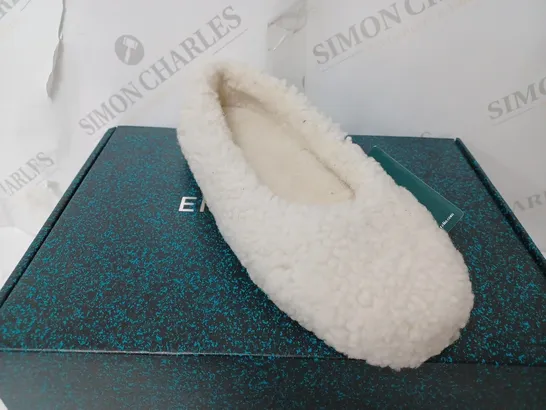 PAIR OF EMU AUSTRALIA "MIRA" TEDDY SLIPPERS IN NATURAL - SIZE 4