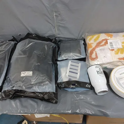 BOX OF APPROXIMATELY 15 ASSORTED HOUSEHOLD ITEMS TO INCLUDE UO BATHMAT, MATANA BORDER BOWLS, AND VARIOUS A7 LIFING GEAR ETC.