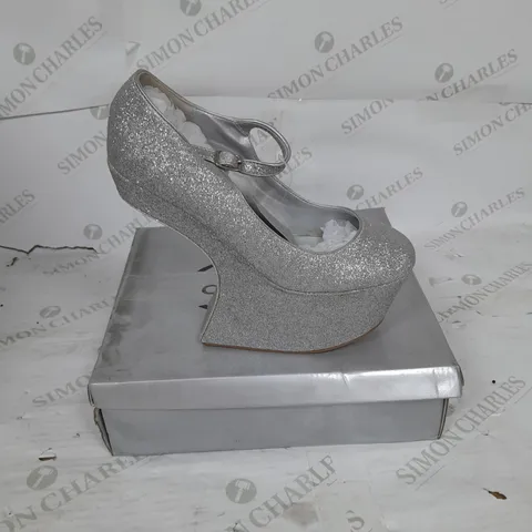 BOXED PAIR OF CASANDRA PLATFORM STRAP SHOE IN SILVER GLITTER SIZE 7