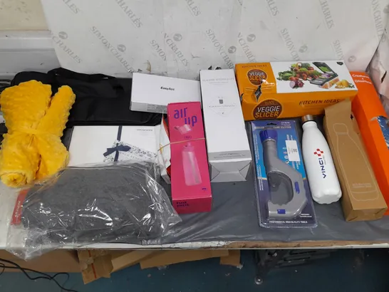 BOX OF APPROXIMATELY 15 ASSORTED HOUSEHOLD ITEMS TO INCLUDE OCTOPUS BATHMAT, KITCHEN VEGGIE SLICER, AND AIR UP BOTTLE ETC. 