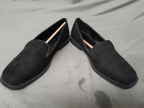 BOXED PAIR OF JD WILLIAMS SLIP-ON SHOES IN BLACK UK SIZE 7