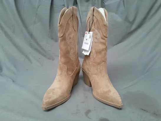 PAIR OF BERSHKA WESTERN STYLE BLOCK HEEL BOOTS IN TAN UK SIZE 4