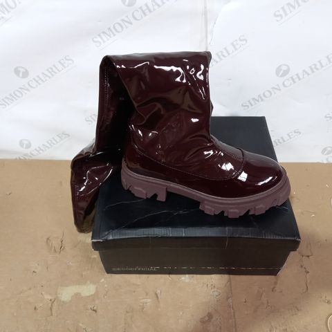BOXED PAIR OF EGO BOOTS SIZE 4