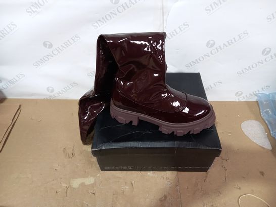 BOXED PAIR OF EGO BOOTS SIZE 4