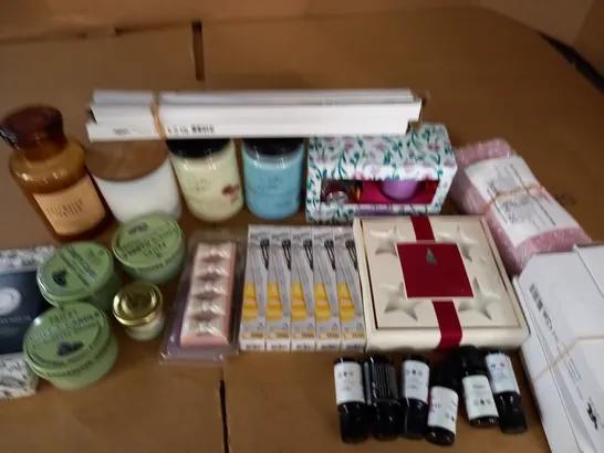 LOT OF ASSORTED CANDLES, WAX MELTS AND LIGHTBULBS